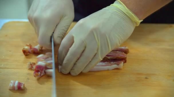 Cocinar las rebanadas de tocino para servir — Vídeos de Stock