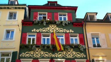 Baden-Baden parlak kırmızı ev bayrak ile