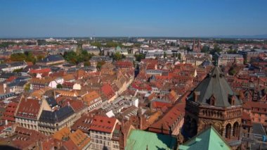 Strazburg, üstten görünüm, evleri, arabaları, kırmızı çatılar