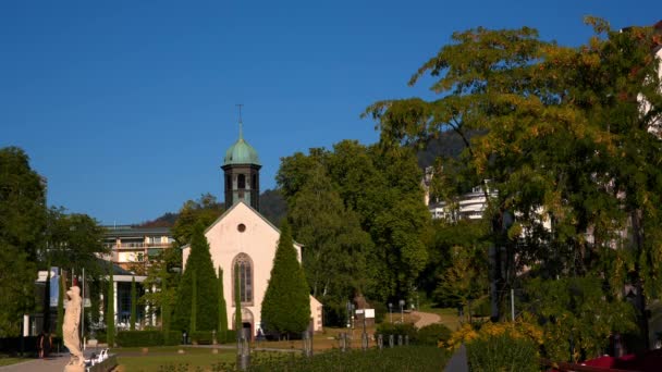 Баден-Баден, небольшая церковь в городе — стоковое видео