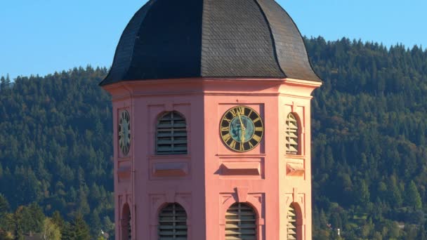Baden-Baden, el reloj de la iglesia principal de la ciudad — Vídeos de Stock