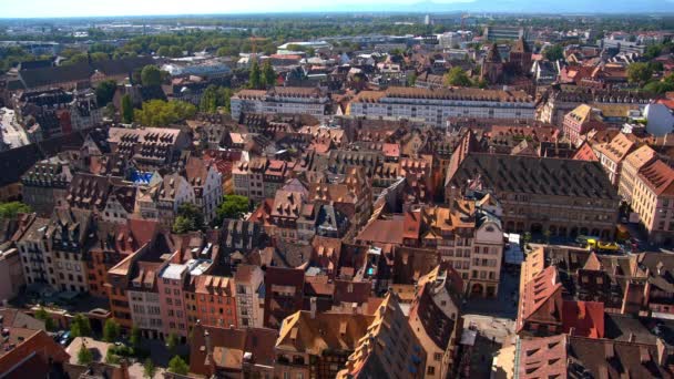Страсбург, вид сверху, красные крыши домов, машины — стоковое видео