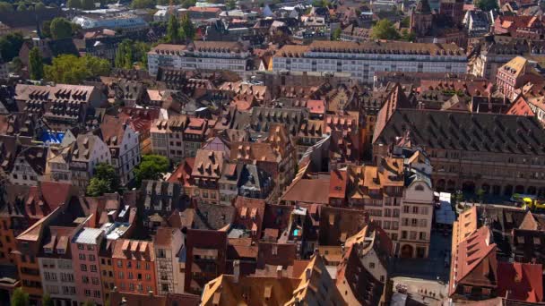 Strazburg, üstten görünüm, evleri, arabaları, kırmızı çatılar — Stok video