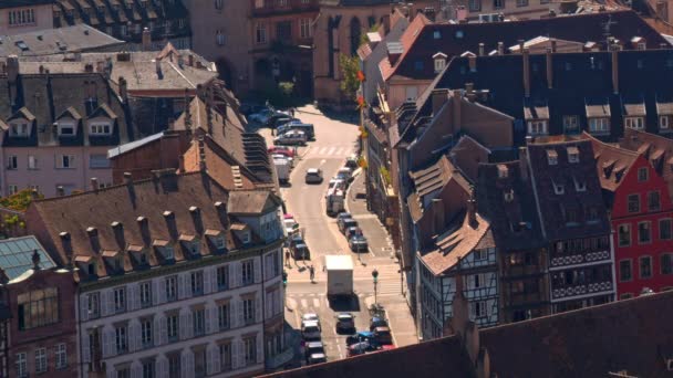 Страсбург, вид сверху, красные крыши домов, машины — стоковое видео