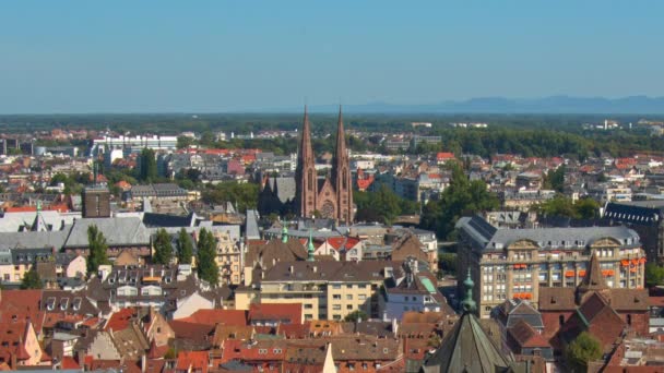 Strasbourg, ovanifrån, röda tak av hus, bilar — Stockvideo