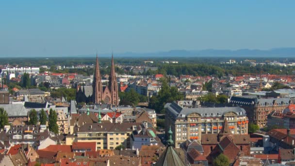 Straatsburg, bovenaanzicht, rode daken van huizen, auto 's — Stockvideo