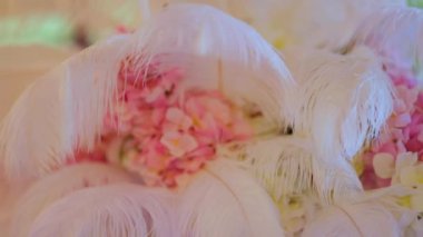 pembe çiçeklerle süslenmiş düğün Salonu