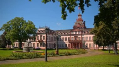 Almanya'da bir çeşme ile güzel eski bina