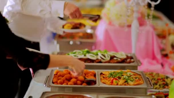 Buffet: Salate, Fleisch- und Fischgerichte stehen auf dem Tisch — Stockvideo