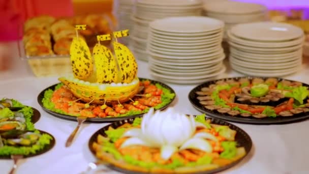 Ontbijtbuffet: salades, vlees- en visgerechten zijn op tafel — Stockvideo