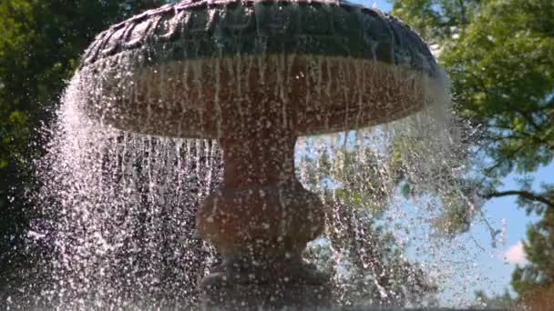 Beautiful fountain in Germany, a falling drop of water — Stock Video