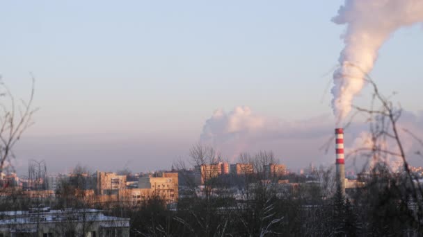 El humo viene de la chimenea de la fábrica — Vídeos de Stock