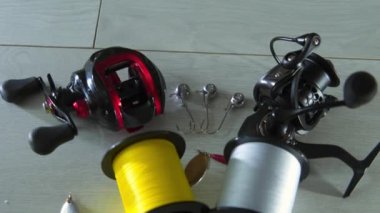 Balıkçılık takımları, makaralar, fırıldaklar, yalpalayıcılar. 
