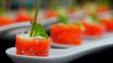 Açık büfe kanepeler masada.