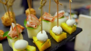 Açık büfe kanepeler masada.