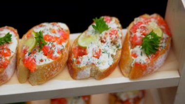  Açık büfe somonlu sandviçler masada.