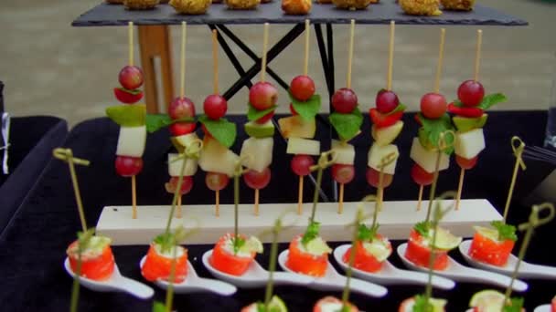 Canapés buffet están sobre la mesa — Vídeos de Stock