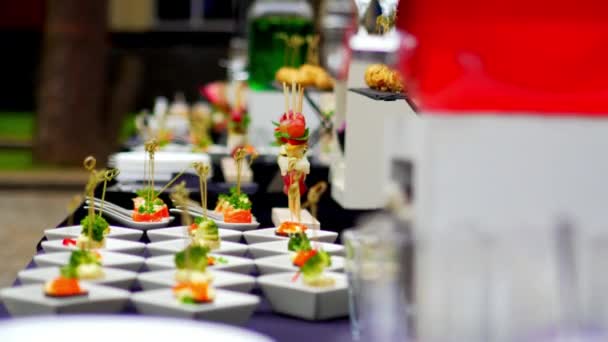 Canapés buffet están sobre la mesa — Vídeos de Stock