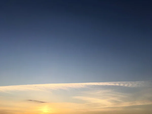 Céu bonito ao pôr-do-sol com nuvens cumulus — Fotografia de Stock