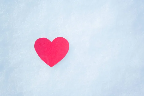 Červené srdce na sněhu se sněhovými vločkami. Láska zima.. — Stock fotografie