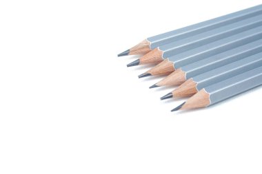 Beyaz üzerine izole edilmiş gri renkli grafit kalemler.