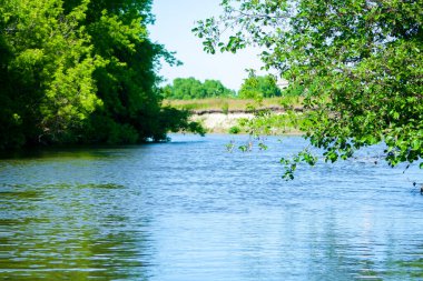 Nehir ve mavi ile güzel yaz manzarası