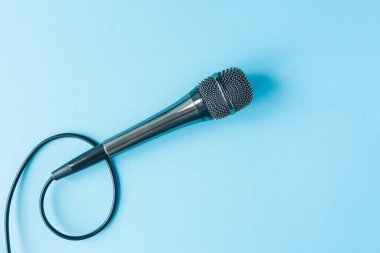 mikro kapalı üst görünüm vokal