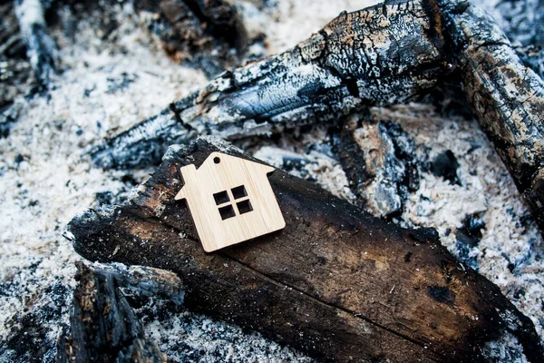 Concept de feu. La maison a brûlé. Symbole hypothécaire. — Photo