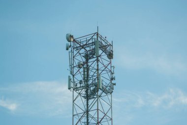 Yayın kulesi maviliğin altında