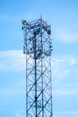 Yayın kulesi maviliğin altında