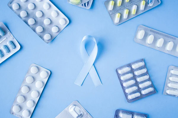 Cinta azul símbolo del cáncer de próstata — Foto de Stock
