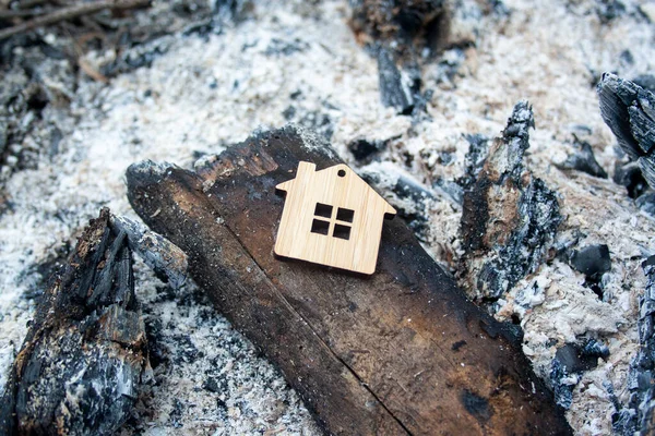 Concept de feu. La maison a brûlé. Symbole hypothécaire. — Photo