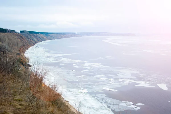 View of the Volga River from a high cliff in the spring afternoon. — Stock Photo, Image