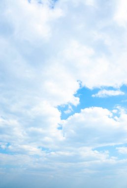 Mavi gökyüzündeki büyük bulutlar güneşle aydınlanır, rüzgarla değil.