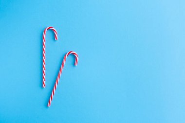 Noel şeker kamışları ve köknar dalları düz yatıyordu.