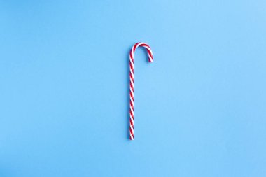 Noel şeker kamışları ve köknar dalları düz yatıyordu.