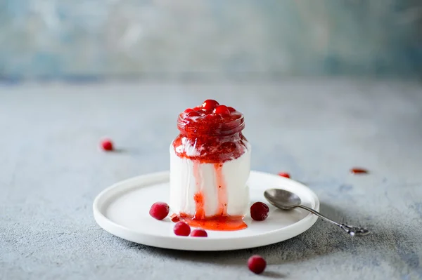 Cranberry com geléia em chantilly ou iogurte — Fotografia de Stock