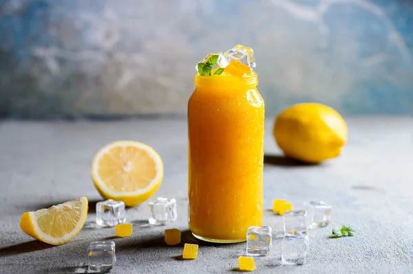 Die abgekühlte Orangenmarmelade mit Zitronen- und Minzstücken — Stockfoto