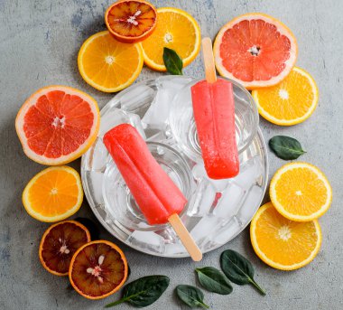 Bir çubuk üzerinde çilek Popsicles