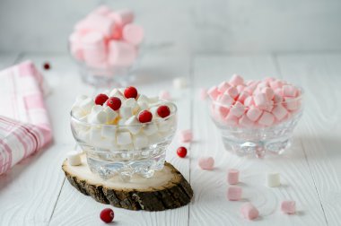 Hatmi pembe ve beyaz kızılcık ahşap arka plan üzerinde cam kase