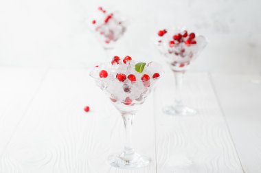 Kızılcık bir cam, seçici odak buzla kokteyl