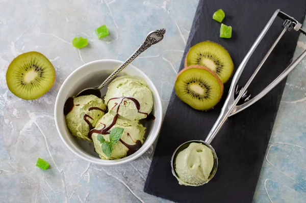 Es krim pistachio hijau dalam mangkuk putih — Stok Foto