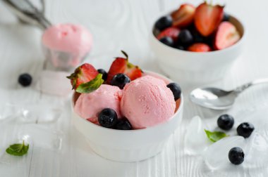 Çilekli dondurma berry ahşap masa üzerinde beyaz kase ile