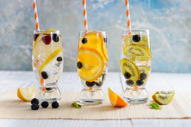 Çeşitli meyve ve çilek ile bir bardak soğuk limonata