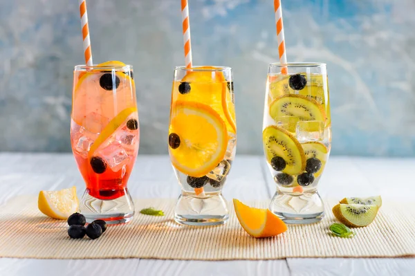 Variété de limonade froide dans un verre aux fruits et baies — Photo