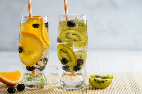 Variedade de limonada fria em um copo com frutas e bagas — Fotografia de Stock