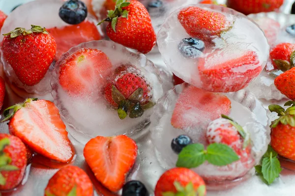 Fraise congelée dans la glace sur fond blanc, macro — Photo