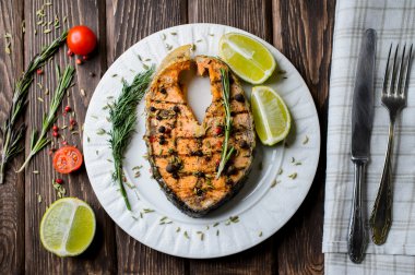 Ahşap arka plan üzerinde beyaz plaka üzerinde ızgara somon