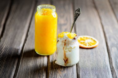 Ahşap zemin üzerine portakal reçelli vanilyalı dondurma