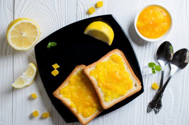 Portakal reçeli, üstten görünüm bulaşmış ekmek